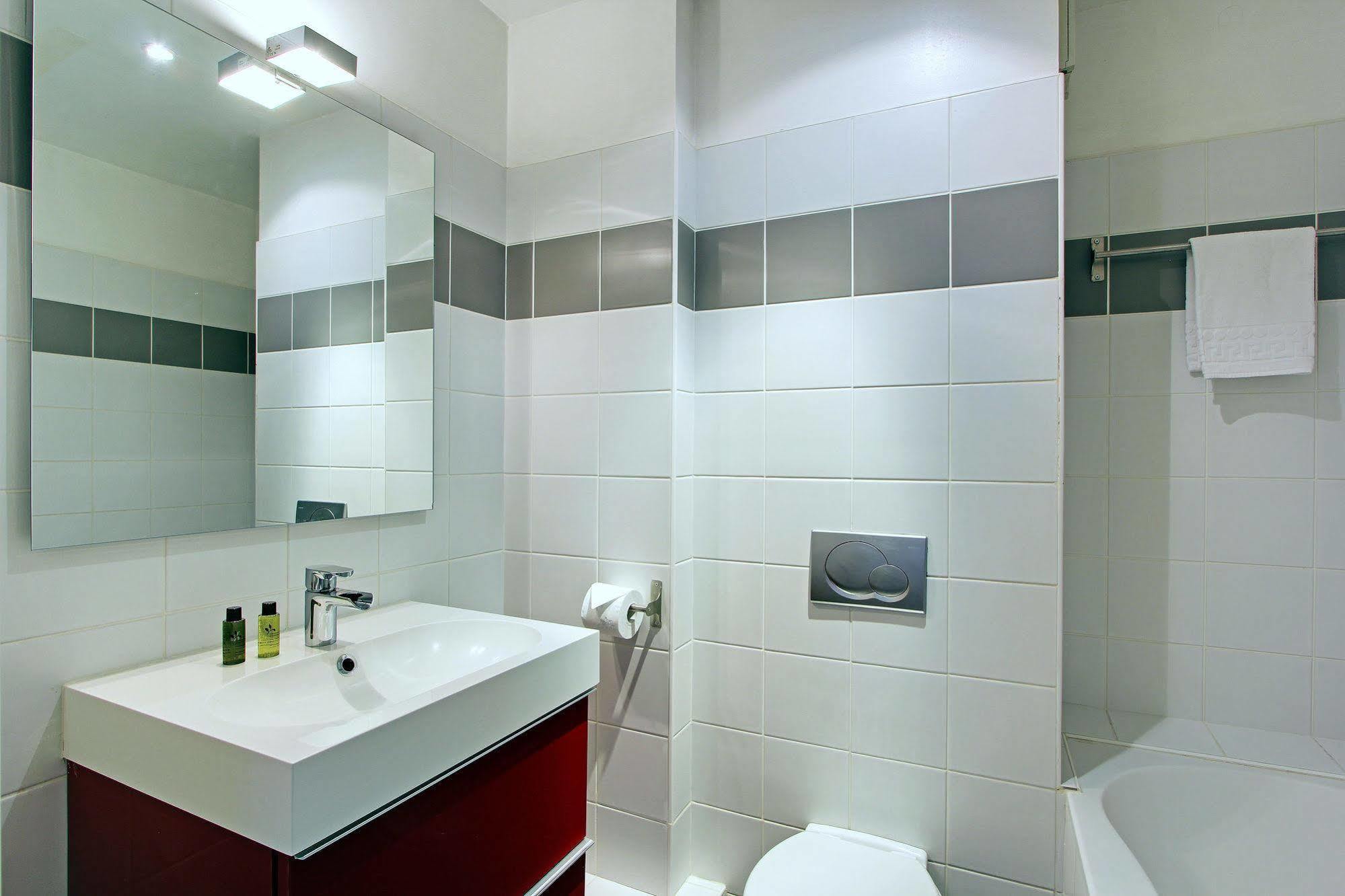 Short Stay Group Museum View Serviced Apartments Париж Екстериор снимка